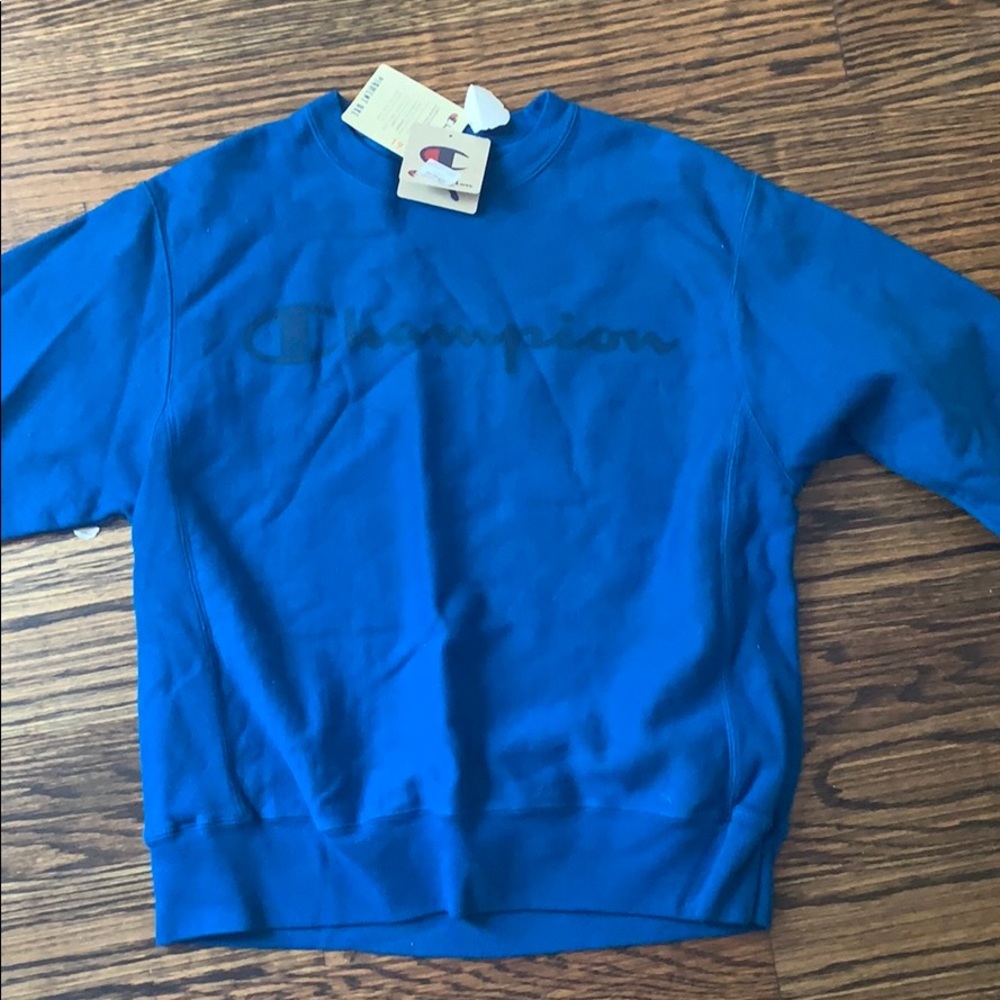 Authentic champion crew neck. Never worn. W/ tags